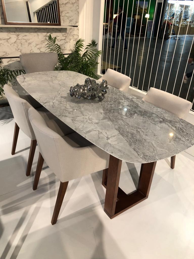 Mesa de comedor oval
