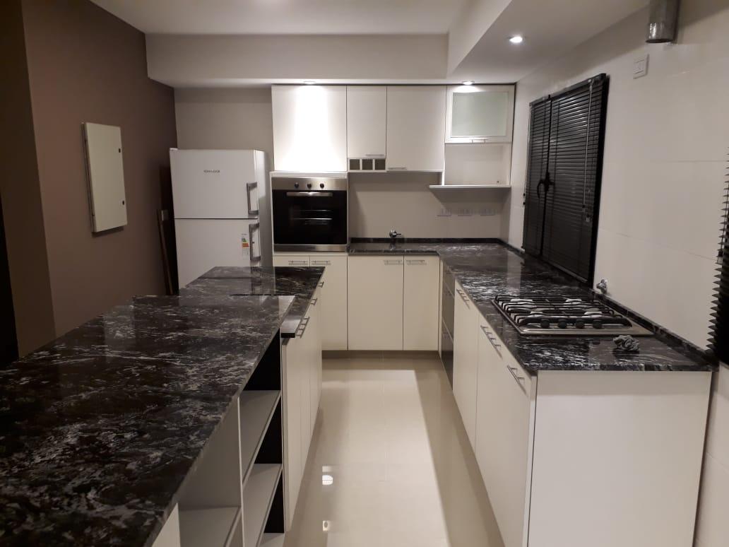 Cocina con mesada en granito negro